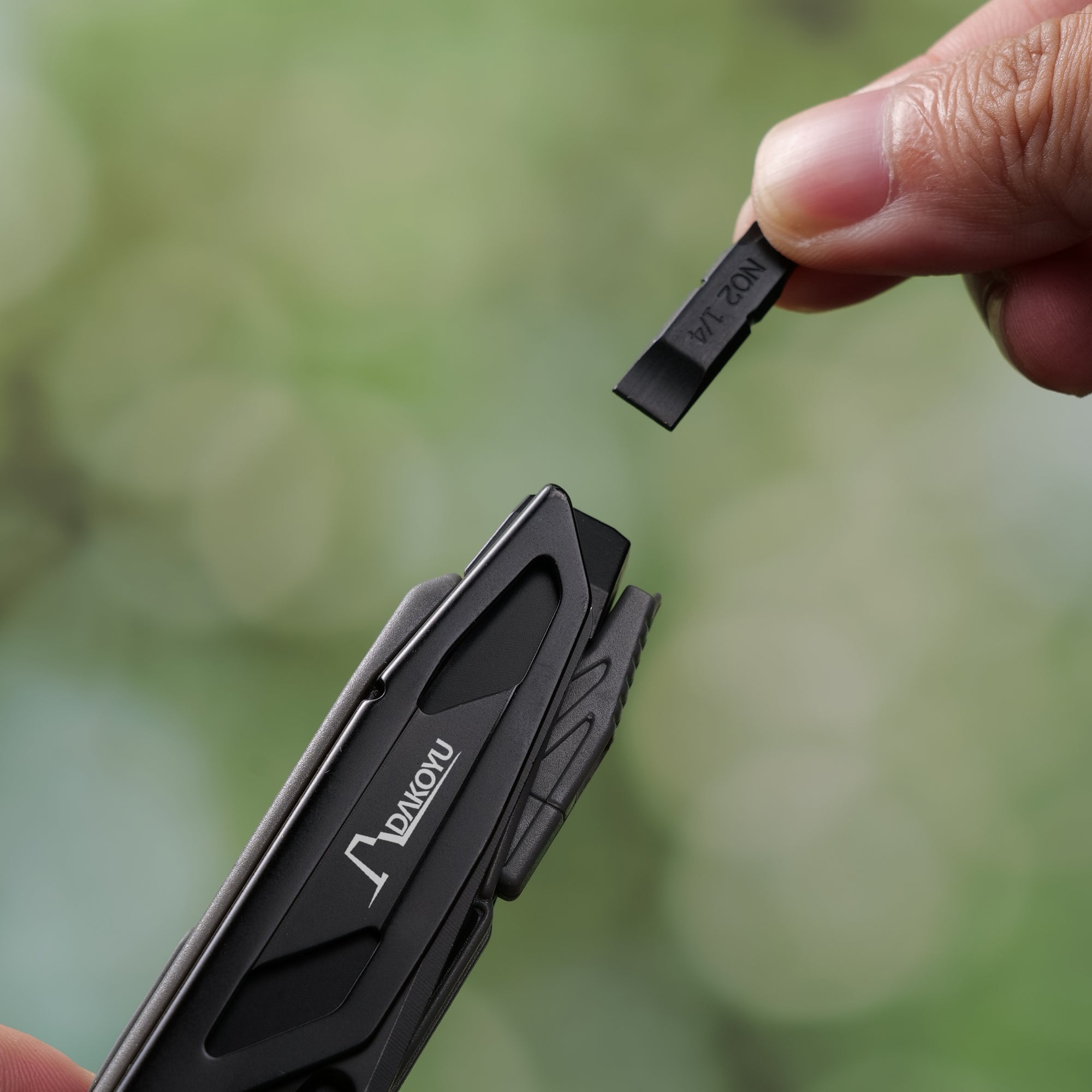 DAKOYU R1™ Light Source Multi-Tool with Straight Blade (New Version)